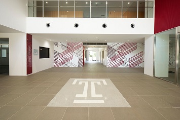 lobby from center減.jpg